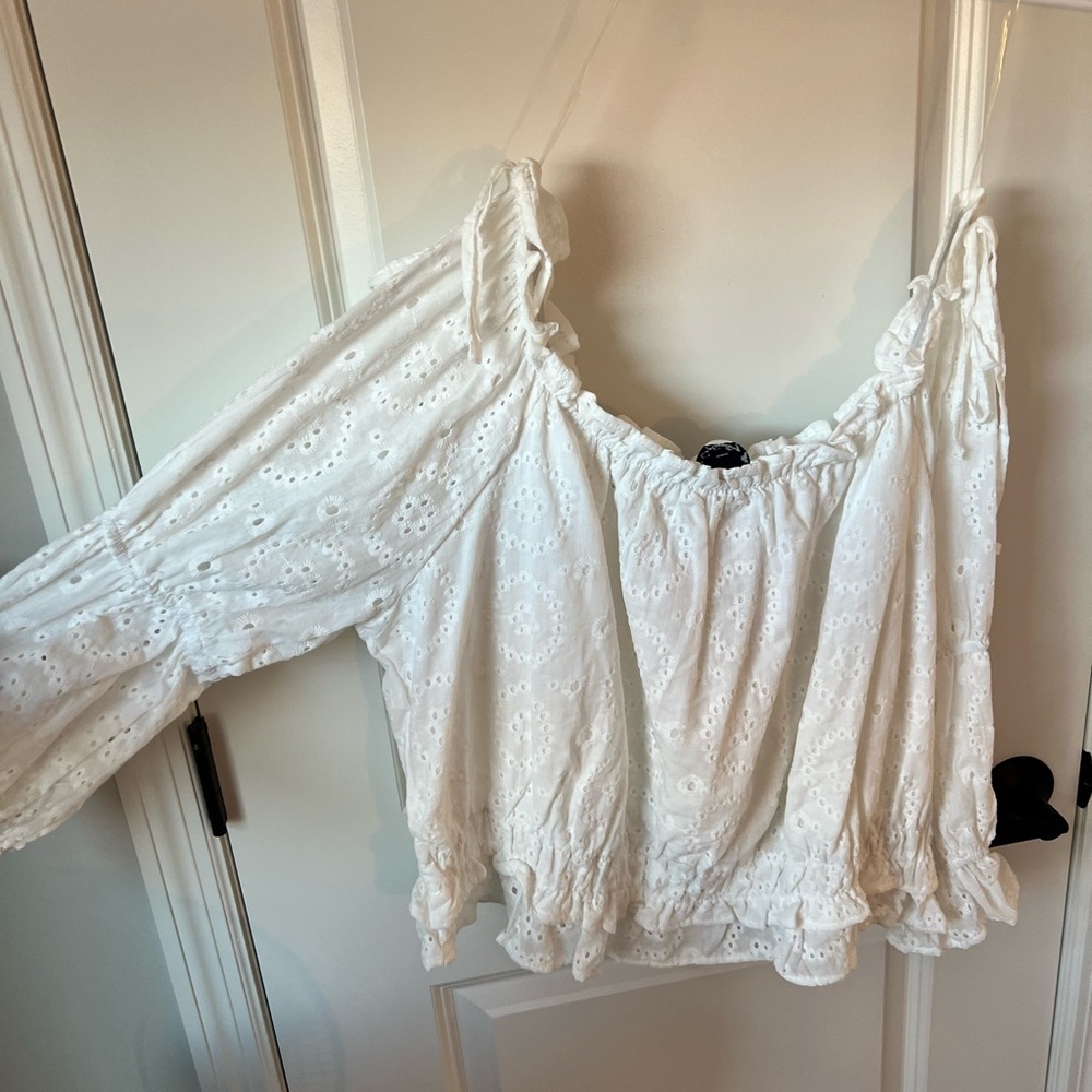 Arula over the shoulder tee